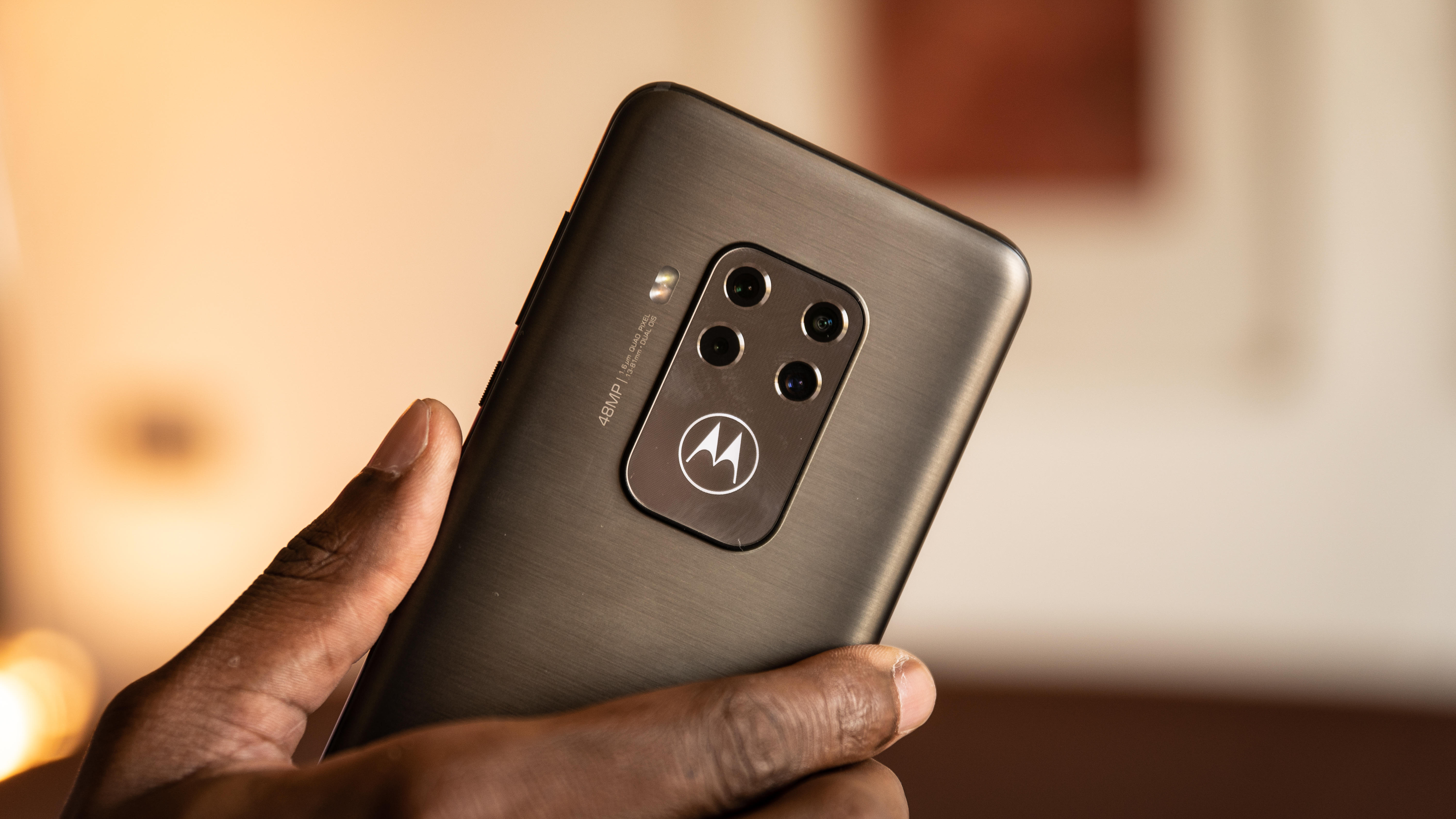 Телефон стал горячим. Motorola one macro. Motorola one задняя камера.